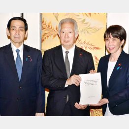 「立法府の総意」を森英介衆院議長（中央）と関口昌一参院議長（左）から受け取る高市首相（Ｃ）日刊ゲンダイ