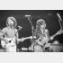 1971年に共演するジョージ・ハリソン（右）とエリック・クラプトン（Ｃ）Bettmann Archive／ゲッティ／共同通信イメージズ