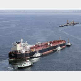 東京湾に到着した米国産原油を積んだタンカー（共同通信社ヘリから）