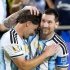 スイス戦でアルバレス（左）を祝福するアルゼンチンのメッシ（Ｃ）共同通信社
