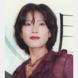 「冷たい月」制作発表会見での中森明菜（Ｃ）日刊ゲンダイ