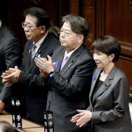 こんなことやってる場合か！？（皇室典範改正案が可決、立ち上がり拍手をする高市首相ら）／（Ｃ）共同通信社