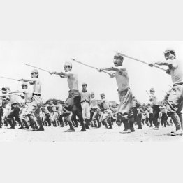 戦時中、竹やり訓練をする日本人（1945＝昭和20＝年ごろ）／（Ｃ）共同通信社
