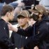 今季10勝目の加藤貴之をねぎらう新庄監督（Ｃ）共同通信社