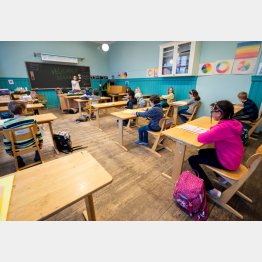 ノルウェーの授業風景。いま、世界は、子どもたちのデジタル端末の学校での使用禁止や法律規制に（Ｃ）ロイター／NTB