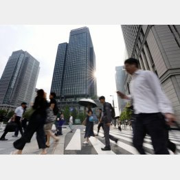 「生活が苦しい」との回答が全世帯の半数以上。一体誰が「安心して家庭を持ち、夢を持って働ける」と思っているのかー（Ｃ）共同通信社