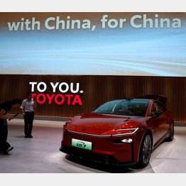 「北京自動車ショー2026」に出展されたトヨタ自動車の「トヨタbZ7」、テスラを超えるか（Ｃ）ロイター