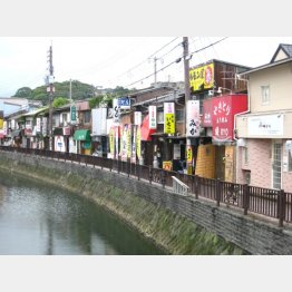 堀川沿いには小さな飲食店が連なる（写真）大竹聡