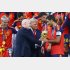 優勝トロフィーを手渡すトランプ米大統領（中央）とインファンティーノFIFA会長（Ｃ）ロイター