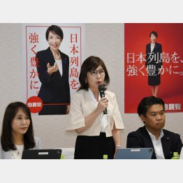 良心がみえてきた稲田朋美議員（中央）／（Ｃ）日刊ゲンダイ
