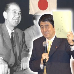 2007年4月24日の「新憲法制定推進の集い」で自民党の新憲法草案を手に挨拶する安倍晋三首相（右）と、祖父の岸信介元首相（Ｃ）共同通信社