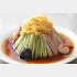 「揚子江菜館」の五色涼拌麺は富士山を見立てて具材を盛る（Ｃ）日刊ゲンダイ