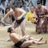 ぶん投げられて裏返しにされ…（安青錦ー豊昇龍）／（Ｃ）共同通信社