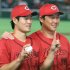 プロ初勝利を挙げた斉藤優（左）と新井監督（Ｃ）日刊ゲンダイ