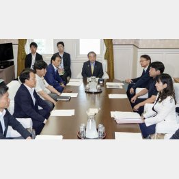 こんな陳述書の内容では到底…（衆院予算委理事懇談会）／（Ｃ）共同通信社
