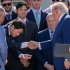 トランプ大統領と悪手する山本（Ｃ）ロイター／ZUMA Press Wire