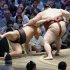 豊昇龍は熱海富士に不覚（Ｃ）共同通信社