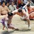 安青錦が寄り倒しで尊富士を破る（Ｃ）共同通信社
