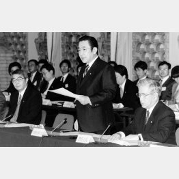 経済審議会であいさつする橋本首相（中央）、筆者（左）、経団連の豊田章一郎会長（右）／（提供）筆者