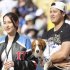 真美子夫人と愛犬デコピンと（Ｃ）共同通信社
