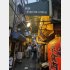 東小路飲食店街は人がすれ違うのもやっとの道幅（Ｃ）日刊ゲンダイ