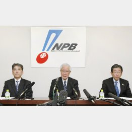 開幕日について会見する加藤良三コミッショナー（中央、＝当時）／（Ｃ）共同通信社