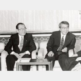 経企庁長官時代の筆者（右）と久保亘蔵相（提供）筆者