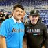 マーリンズのマッカロー監督と佐々木麟太郎（Ｃ）共同通信社