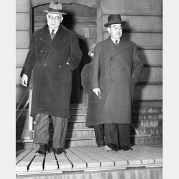 1941（昭和16）年12月7日、米国へ事実上の開戦通告が真珠湾攻撃の後になり、ハル米国務長官の非難を受けて、しょんぼりとワシントン国務省を出る野村吉三郎駐米大使（左）と来栖三郎大使（Ｃ）ゲッティ＝共同