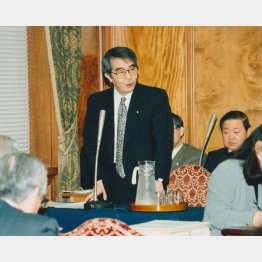 「さばくのは政治や国民です」と、答弁する経企庁長官時代の筆者（同提供）