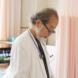 病棟で診察する筆者（本人提供）