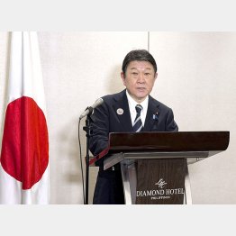 なんちゃってタフネゴシエーター…（マニラで記者団の取材に応じる茂木敏充外相）／（Ｃ）共同通信社