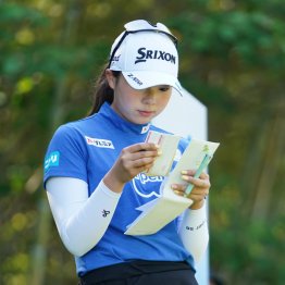 プロはヤーデージブックを参考にコース攻略を決める（写真は菅楓華）／（Ｃ）日刊ゲンダイ