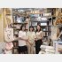 「コ本や」店主で、詩人の青柳菜摘さん（左）／（Ｃ）日刊ゲンダイ