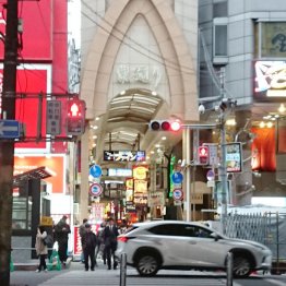 大阪・梅田の繁華街（Ｃ）日刊ゲンダイ
