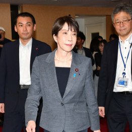 目くらまし（Ｃ）日刊ゲンダイ