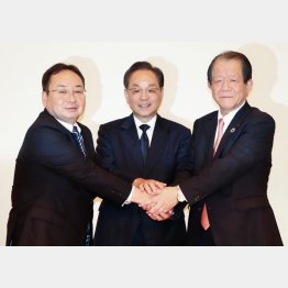 お家芸は「船舶金融」（統合会見をする左から、佐賀山隆・伊予銀行頭取、三好賢治・いよぎんHD社長、西川義教・愛媛銀行頭取）／（Ｃ）共同通信社