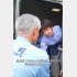 身の乗り出し方が不自然（首相官邸のＸから）