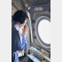 機内で手を合わせる高市首相（首相官邸のＸから）