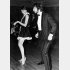 リンゴと踊る女優のミア・ファロー（Ｃ）ロイター／Bridgeman Images