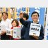 先月、7月末の街頭演説では募金活動（Ｃ）日刊ゲンダイ