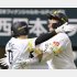 2ラン放った野村勇（右）、川瀬晃と（Ｃ）共同通信社