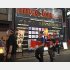 ベトナム人向け店舗が入るビルを家宅捜索した大阪府警の捜査員（Ｃ）共同通信社