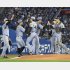 昨6日、DeNA戦で勝利し、ハイタッチする阪神ナイン（Ｃ）共同通信社