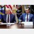 どだい二正面作戦は難しい（トランプ米大統領とヘグセス国防長官＝右）／（Ｃ）ロイター