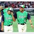 23松本健吾（左）に降板を告げる池山監督（Ｃ）日刊ゲンダイ