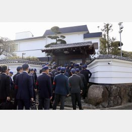 「道仁会」本家事務所の家宅捜索、4県警合同捜査本部の捜査員（写真＝2026年2月）／（Ｃ）共同通信社