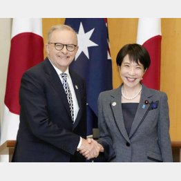 メロンにびっくり！（Ｃ）共同通信社
