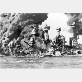 日本海軍航空隊による真珠湾攻撃で炎上する米軍戦艦「カリフォルニア」（1941＝昭和16＝年12月8日、ホノルル・アリゾナ記念館蔵）