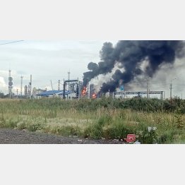 ウクライナ軍の無人機がロシア・オムスクの製油所を攻撃（ソーシャルメディアの映像から・ロイター＝共同）